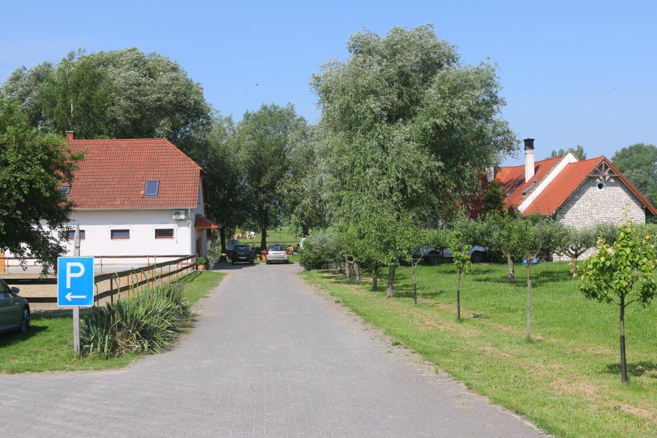 Gyulavezer Lovasbirodalma Gyulakeszi Exterior photo